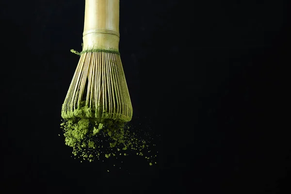 Té verde matcha japonés para un diseño de estilo de vida saludable. Té verde orgánico matcha polvo salpicadura . —  Fotos de Stock