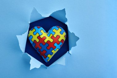 Dünya Otizm Farkındalığı, yapboz ya da kağıt kesiğinde kalbe yapboz deseni konsepti