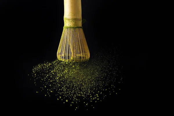 Japanischer Matcha-Grüntee für ein gesundes Lebensstil-Design. Biologischer grüner Tee Matcha Pulver Splash. — Stockfoto