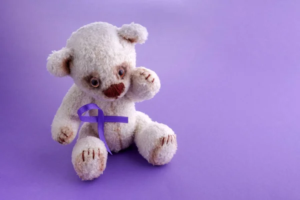 Epilepsie-Tag. Gesundheitskonzept. Teddybär mit lila Schleife. Epilepsie oder Hoffnung auf Krebs. — Stockfoto