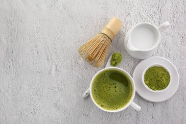 Kibrit tozu. Organik yeşil kibrit çay seremonisi. Sağlıklı bir içki. Beyaz arka planda geleneksel Japon içeceği.