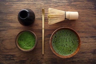 Ahşap arka planda yeşil kibrit çayı ile ayarlanmış. Japon çay seremonisi. Yemek menüsü geçmişi. Çay seremonisi..