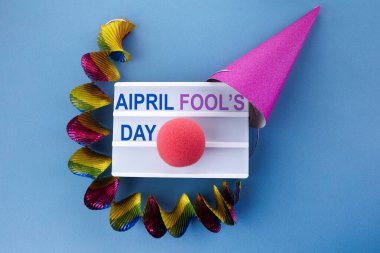 Parti şapkası ve ışık kutusu, tabirle 1 Nisan 'ı mavi bckground' da geçiriyor