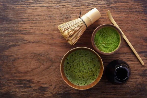 Zestaw z zieloną herbatą matcha na drewnianym tle. Japońska ceremonia. Menu żywności w tle. Zestaw do ceremonii herbaty. — Zdjęcie stockowe
