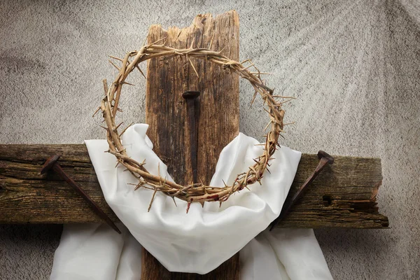 Fondo de Pascua que representa la crucifixión con una cruz de madera rústica, corona de espinas y clavos . —  Fotos de Stock