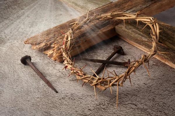 Fondo de Pascua que representa la crucifixión con una cruz de madera rústica, corona de espinas y clavos . —  Fotos de Stock