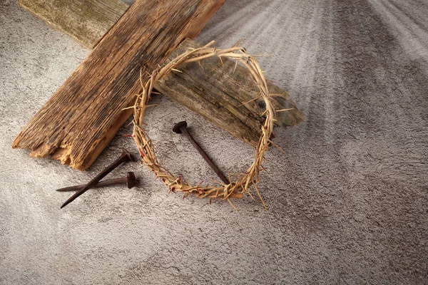 Fundo de Páscoa representando a crucificação com uma cruz de madeira rústica, coroa de espinhos e unhas . — Fotografia de Stock