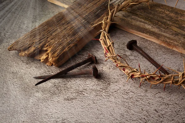 Fundo de Páscoa representando a crucificação com uma cruz de madeira rústica, coroa de espinhos e unhas . — Fotografia de Stock