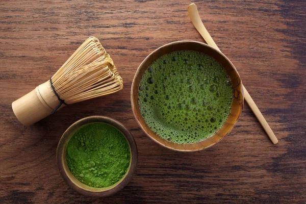 Zestaw z zieloną herbatą matcha na drewnianym tle. Japońska ceremonia. Menu żywności w tle. Zestaw do ceremonii herbaty. — Zdjęcie stockowe