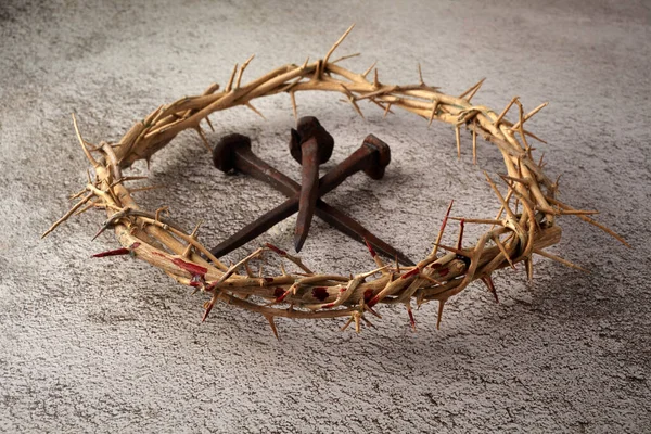 Kristepane, trnová koruna se třemi hřebíky. Náboženské zázemí. Velikonoční symbol. Ukřižování Ježíše Krista. — Stock fotografie