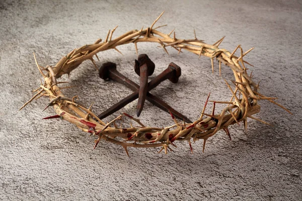 Jesus Cristo Coroa de espinhos com três pregos. Contexto religioso. Símbolo da Páscoa. Crucificação de Jesus Cristo . — Fotografia de Stock