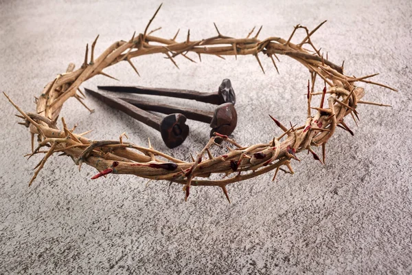 Kristepane, trnová koruna se třemi hřebíky. Náboženské zázemí. Velikonoční symbol. Ukřižování Ježíše Krista. — Stock fotografie