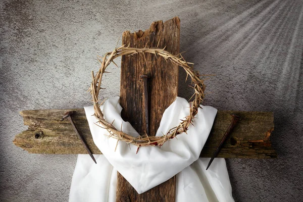 Paasachtergrond met kruisiging met een rustiek houten kruis, doornenkroon en spijkerkroon. — Stockfoto