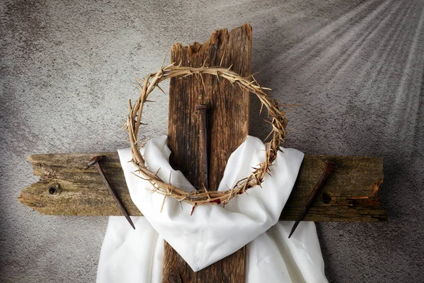 Fondo de Pascua que representa la crucifixión con una cruz de madera rústica, corona de espinas y clavos . —  Fotos de Stock