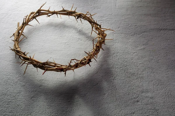 Couronne d'épines sur fond clair avec couronne ombre. Concept de religion. Fond de Pâques — Photo