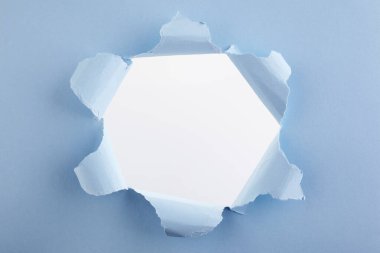Konsept tasarım için beyaz arkaplan üzerine mavi yırtık delik kağıt ile soyut reklam. Yırtık kağıt sayfası.