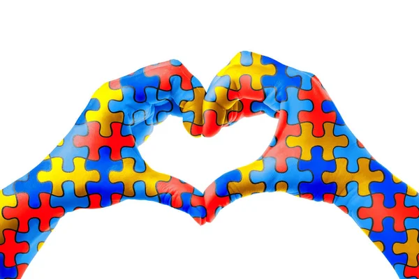 Día Mundial del Autismo, concepto de cuidado de la salud mental con patrón de rompecabezas en las manos en forma de corazón . —  Fotos de Stock