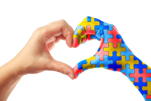 World Autism Awareness Day, mental hälsovård koncept med pussel pussel pussel mönster på hjärtat form händer. — Stockfoto