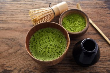Ahşap arka planda yeşil kibrit çayı ile ayarlanmış. Japon çay seremonisi. Yemek menüsü geçmişi. Çay seremonisi..