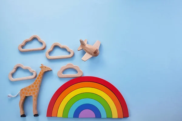 Gökkuşaklı renkli tahta oyuncaklar. Anaokulu, çocukluk. Sıfır atık. — Stok fotoğraf