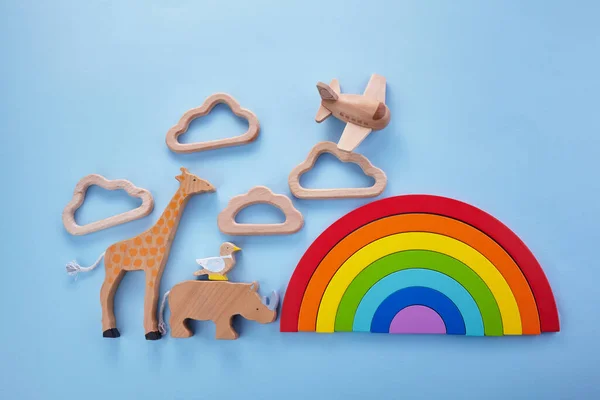 Bunte Holzspielzeug Hintergrund mit Regenbogen. Vorschule, Kindheit. Null-Abfall-Konzept. — Stockfoto