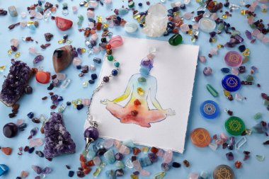 Reiki Şifa Çakra arka planı, suluboya resim ve iyileştirme taşlarıyla. Yoga, meditasyon konsepti..