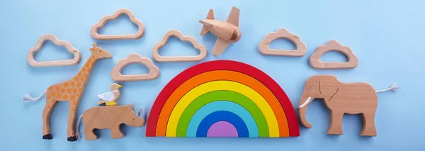 Bunte Holzspielzeug Hintergrund mit Regenbogen. Vorschule, Kindheit. Null-Abfall-Konzept. — Stockfoto