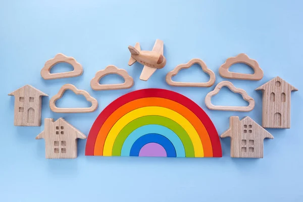 Барвистий дерев'яний іграшковий фон з веселкою. Дошкільнята, дитинство. Концепція нульових відходів . — стокове фото