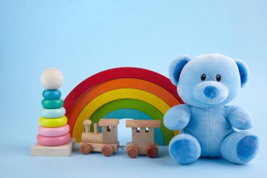 Mavi pastel arka planda bebek oyuncakları koleksiyonu. Eğitim kavramı.
