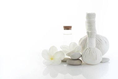 Spa beyaz arka plan plumeria ve bitkisel sıkıştırma topları. Spa masajı. Zen taşları dengede.