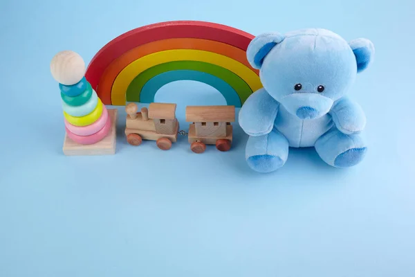 Coleção de brinquedos de bebê no fundo de cor pastel azul. Conceito de educação . — Fotografia de Stock