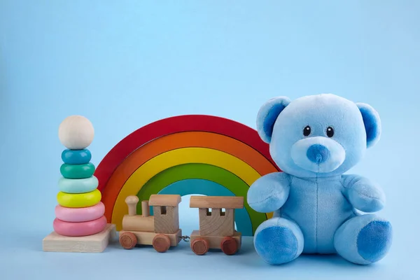 Coleção de brinquedos de bebê no fundo de cor pastel azul. Conceito de educação . — Fotografia de Stock