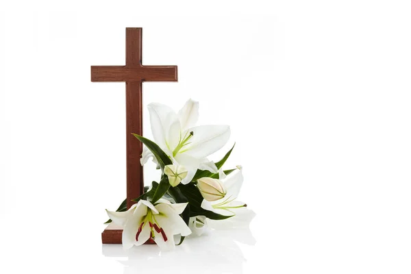 Cruz con lirios aislados sobre fondo blanco para el diseño decorativo. Fondo de primavera. Tarjeta de Pascua . — Foto de Stock