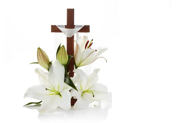 Kreuz mit Lilien isoliert auf weißem Hintergrund für dekorative Gestaltung. Frühling im Hintergrund. Osterkarte. — Stockfoto
