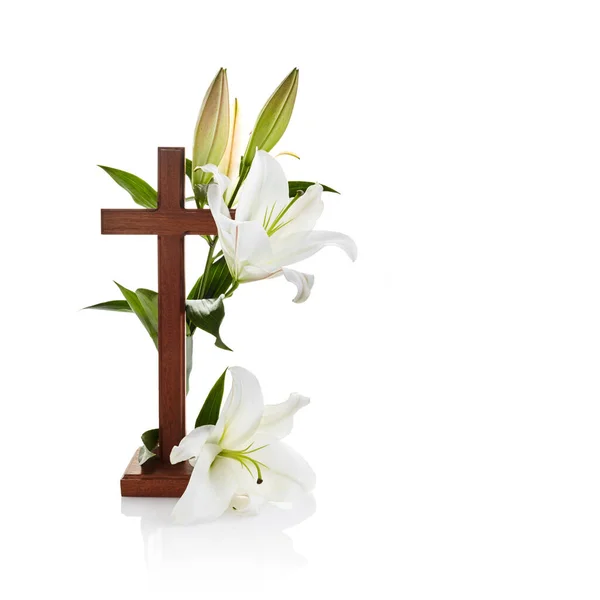 Kruis met lelies geïsoleerd op witte achtergrond voor decoratief ontwerp. Voorjaar achtergrond. Pasen kaart. — Stockfoto