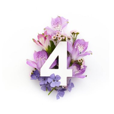 Renkli çiçekleri ve numaraları olan yaratıcı bir düzen. Düz yatıyordu. Üst görünüm.