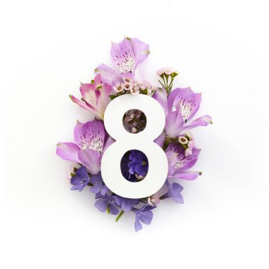 Renkli çiçekli ve sekiz numaralı yaratıcı düzen. Düz yatıyordu. Üst görünüm.