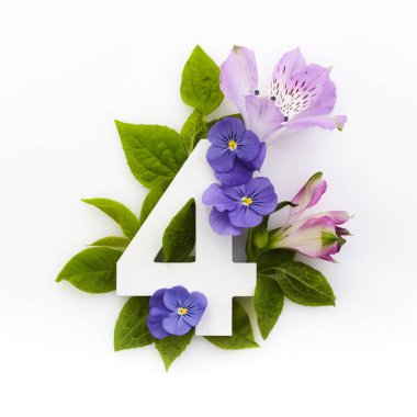 Renkli çiçekleri ve numaraları olan yaratıcı bir düzen. Düz yatıyordu. Üst görünüm.