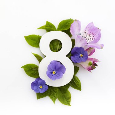 Renkli çiçekli ve sekiz numaralı yaratıcı düzen. Düz yatıyordu. Üst görünüm.