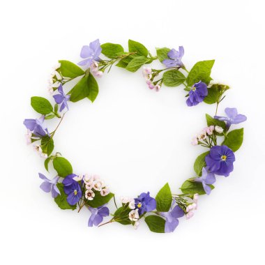 Çiçek kompozisyonu. Çeşitli renkli çiçeklerden yapılmış bir çelenk. Paskalya, bahar, yaz konsepti. Düz yatış, üst görünüm.