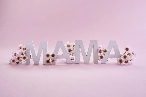 Internationellt ord mamma gjord av vita träbokstäver. Gratulationskort för Lycklig mors dag. — Stockfoto
