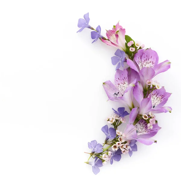 Blommor sammansättning. Krans gjord av olika färgglada blommor. Påsk, vår, sommar koncept. Platt ligg, ovanifrån. — Stockfoto