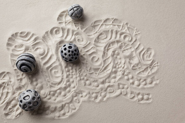 Сенсорная песчаная игра. Современная концепция сада. Вид сверху
