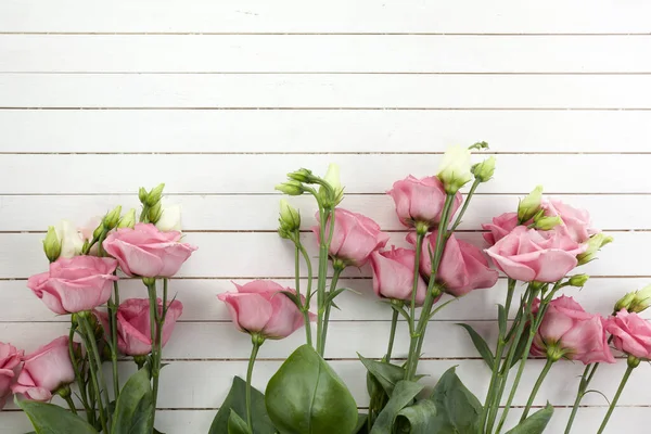 ヴィンテージスタイルで木製の背景にピンクの絵文字の花。ロマンチックな結婚式の背景。トップ表示. — ストック写真