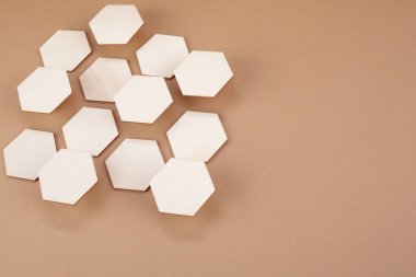 Kahverengi arka planda farklı yükseklikte bal peteği