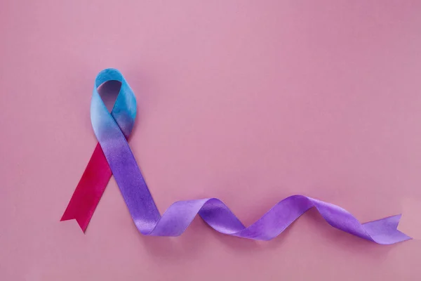 World Thyroid dag bakgrund. Teal, rosa och blått band. — Stockfoto
