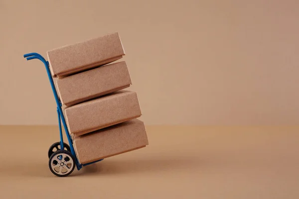 Kartonnen dozen op elkaar gestapeld. vrachtconcept — Stockfoto