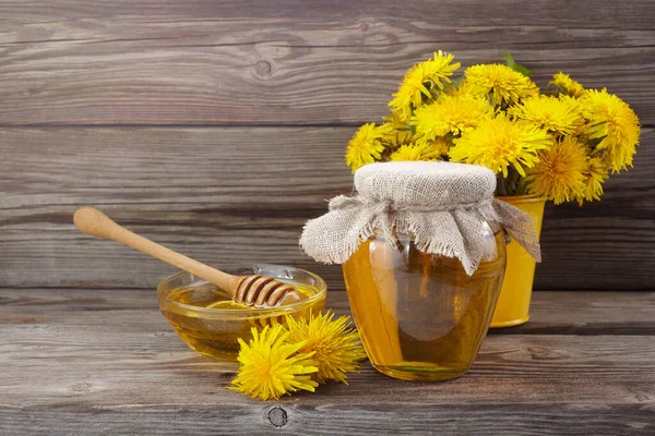 Jeli Dandelion, madu atau selai pada latar belakang kayu pedesaan. nutrisi segar yang sehat. Makanan sehat. — Stok Foto