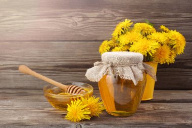 Karahindiba reçeli, bal ya da ahşap kaplamalı reçel. Sağlıklı taze besin. Sağlıklı yemek..