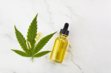 CBC yağı, esrar özütü. Tıbbi marihuana, şişedeki kenevir yağı.